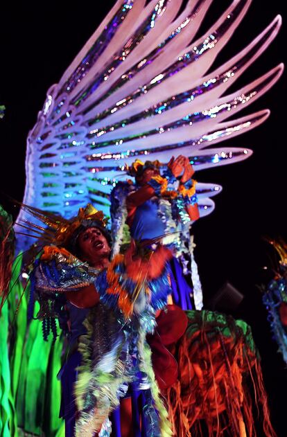 Abre-alas da Portela trazendo sua tradicional águia.