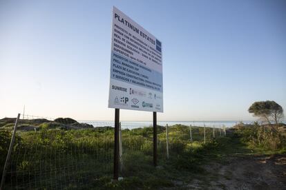 Diversos inversores planean la construcción de zonas hoteleras y residenciales de lujo en otros tres terrenos que suman medio millón de metros cuadrados mientras sigue la escasez de equipamiento público. Después, apenas quedarán huecos en el mapa al sur de la autovía A-7.