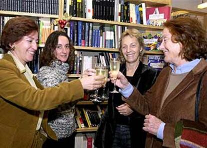 Sagrario Ramírez, Angela Labordeta, Soledad Puértolas y Rosa Regás, durante la presentación del libro.