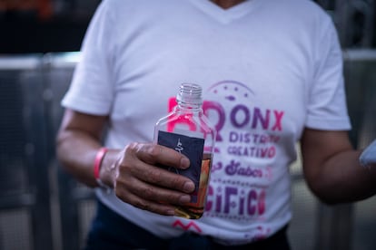 Una mujer en el festival Petronio Álvarez, en la plaza cultural La Santamaría.