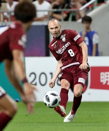 Andrés Iniesta, del Vissel Kobe, pasa el balón a un compañero de equipo.