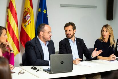 Desde la izquierda, Alejandro Fernández, presidente del PP catalán; Pablo Casado, líder del PP y candidato a la presidencia del Gobierno, y Cayetana Álvarez, cabeza de lista del partido al Congreso por Barcelona, en una reunión en la capital catalana.