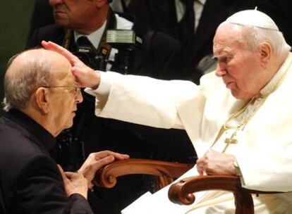 El fundador de los Legionarios de Cristo, Marcial Maciel, recibe la bendición del Papa Juan Pablo II