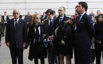 El hijo de José Manuel Maza (d), José Maza, y la viuda Marta Raspall (3d), junto a otros familiares en la entrada a la capilla ardiente del fiscal general del Estado.