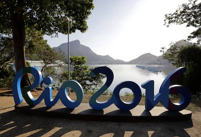 Remadores na Lagoa de Freitas, no Rio de Janeiro.