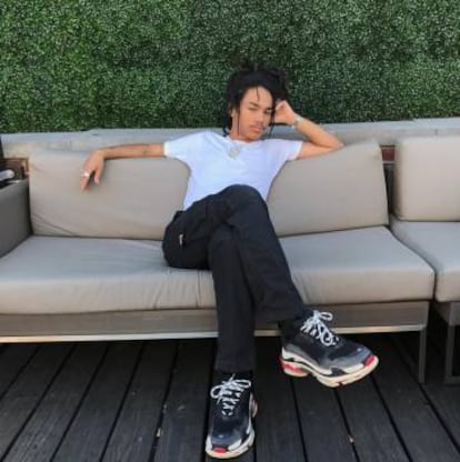 Luka Sabbat, estadounidense de 19 años, íntimo de Kanye West y apodado "el 'influencer' de la generación Z". Aquí posa con sus zapatillas Balenciaga.