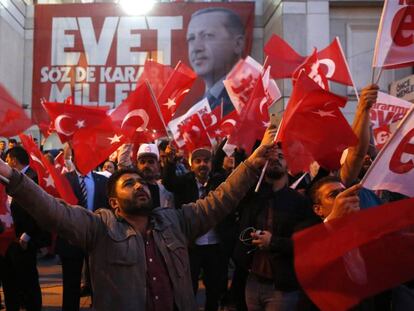 Seguidores de Erdogan celebran la victoria del 'sí' en el referéndum de este domingo en Turquía.