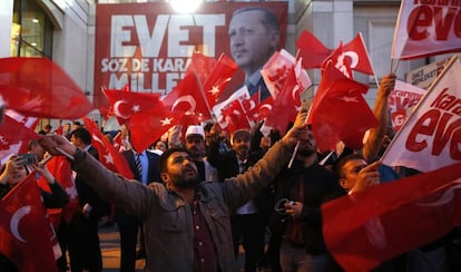 Seguidors d'Erdogan celebren la victòria del 'si' en el referèndum d'aquest diumenge a Turquia.