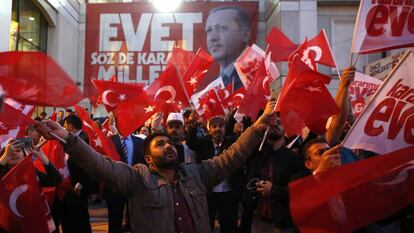 Seguidors d'Erdogan celebren la victòria del 'si' en el referèndum d'aquest diumenge a Turquia.