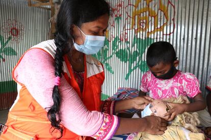 Bangladés tiene más de 325.000 casos diagnosticados de coronavirus y han fallecido casi 4.500 personas. El personal de humanitario visita regularmente los hogares donde hay niños para difundir mensajes de prevención y enseñarles a ponerse las mascarillas de manera adecuada. Dipanjoli observa con atención la explicación porque sabe que su salud depende de estos consejos.