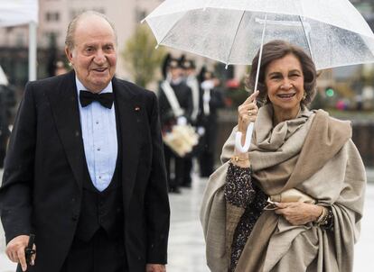 Don Juan Carlos y doña Sofía, anoche a su llegada a la ópera de Oslo.