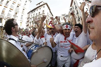 Cientos de jóvenes celebran el Riau Riau, a media tarde del primer día de Sanfermín.