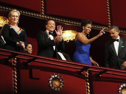 La actriz Meryl Streep y el cellista Yo-Yo Ma saludan desde el balcón del Kennedy Center acompañados por Michelle y Barack Obama.