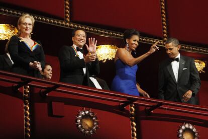 La actriz Meryl Streep y el cellista Yo-Yo Ma saludan desde el balcón del Kennedy Center acompañados por Michelle y Barack Obama.