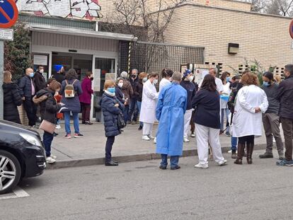 Concentración vecinal a las puertas del centro de salud de La Elipa.