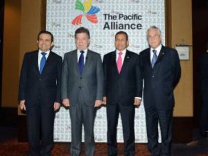Fotografía cedida por la presidencia de Chile, de izquierda a derecha, el secretario de Economía de México, Idelfonso Guajardo; el presidente de Colombia, Juan Manuel Santos; el de Perú, Ollanta Humala, y de Chile, Sebastián Piñera, posando este 25 de septiembre de 2013 en el foro donde presentaron la Alianza del Pacífico a inversores y líderes empresariales en Nueva York.