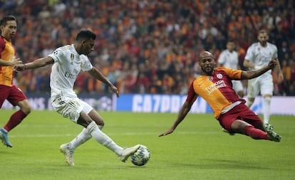 Rodrygo trata de regatear a un jugador del Galatasaray.