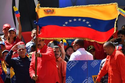 Nicolás Maduro participa en una manifestación oficialista en Caracas. Baila y ondea la bandera venezolana frente a centenares de simpatizantes.