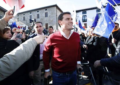 Miembros de las fuerzas de segurida han escoltado a Albert Rivera para que entrara este domingo en la plaza de los Fueros de Alsasua (Navarra) en medio de gritos de “presidente, presidente”. El líder de Ciudadanos ha asistido al acto organizado por España Ciudadana en apoyo a la Guardia Civil.