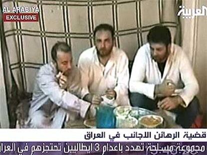 Imagen de los tres rehenes italianos mostrada por Al Arabiya.