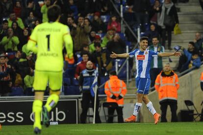 Marco Asensio celebra el gol, con Lux, de espaldas.