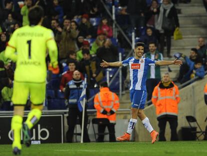 Marco Asensio celebra el gol, con Lux, de espaldas.