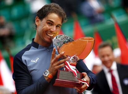 Nadal muerde el trofeo de Montecarlo.