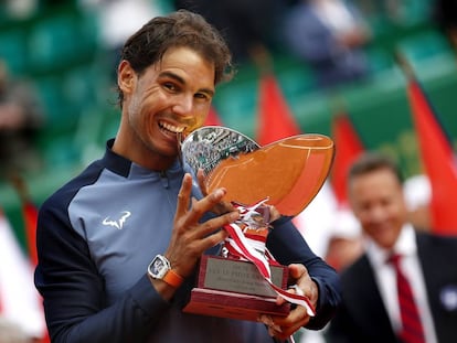 Nadal muerde el trofeo de Montecarlo.