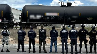 Elementos de la Secretaría de Seguridad y Protección Ciudadana frente a un carrotanque asegurado, en Coahuila.
