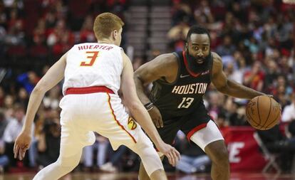 Harden, defendido por Huerter en el Houston-Atlanta.