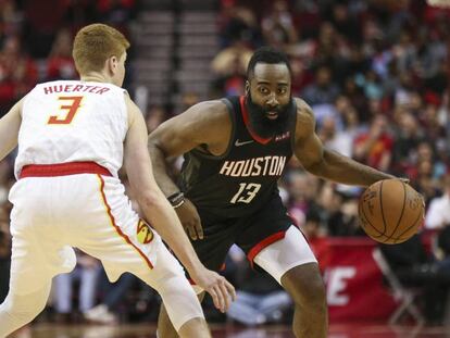 Harden, defendido por Huerter en el Houston-Atlanta.