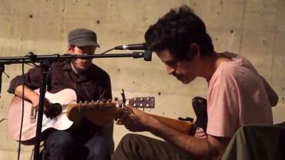 De izquierda a derecha, Andy Cabic y Devendra Banhart.