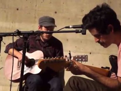 De izquierda a derecha, Andy Cabic y Devendra Banhart.