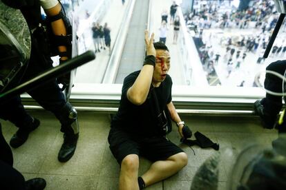 Con la de este martes ya son cinco las jornadas consecutivas de protestas en el aeropuerto. "Estamos intentando detener los vuelos y, como ayer, bloqueamos toda la zona de salida para que quien quiera irse de Hong Kong no pueda hacerlo", ha explicado uno de los manifestantes, Joshua Wong, en declaraciones a la agencia alemana.