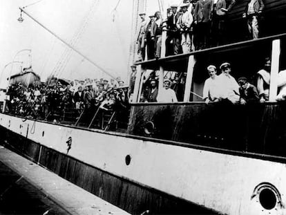Emigrantes españoles, a bordo de un barco rumbo a Argentina.