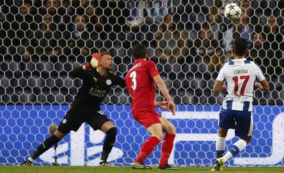 Gol de Corona, el segundo del Oporto al Leicester en O Dragao.