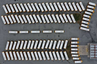 Un total de 200 autobuses escolares aparcados en un aparcamiento en Christiansburg, en Maryland (Estados Unidos). Larry Hogan, gobernador del Estado anunció el miércoles el cierre de las escuelas hasta el próximo 27 de marzo como medida para prevenir el contagio por coronavirus.