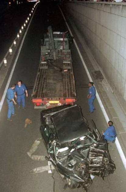 Restos del coche en que viajaba Diana de Gales en Par&iacute;s.