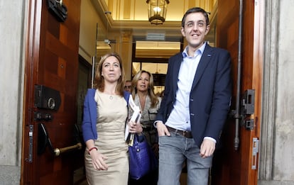 Los diputados socialistas Eduardo Madina (d) y Carme Chacón (i), a su salida del Congreso de los Diputados donde se ha celebrado la sesión de control al Gobierno, el 24 de marzo de 2013.