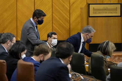 El vicepresidente de la Junta de Andalucía, Juan Marín (de pie), el presidente, Juan Manuel Moreno (en el centro), y el portavoz del Gobierno autonómico, Elías  Bendodo (a la derecha), en el Parlamento andaluz durante la sesión de control al Gobierno, el pasado martes.