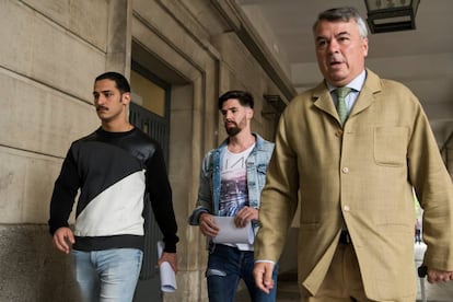 Alfonso Cabezuelo (i) y Jesús Escudero (c) junto a su abogado Agustín Martínez a la salida del juzgado de guardia de Sevilla el pasado año.