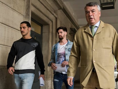 Alfonso Cabezuelo (i) y Jesús Escudero (c) junto a su abogado Agustín Martínez a la salida del juzgado de guardia de Sevilla el pasado año.