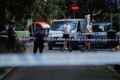 El lugar el tiroteo, acordonado por la policía.