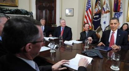 El presidente Obama (al fondo, a la derecha), durante la reunión mantenida ayer con los principales banqueros de EE UU.