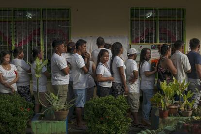 Varios votantes acuden a votar el 6 de febrero de 2019 en Tubod, Lanao del Norte (Filipinas). Según los informes, el plebiscito sobre la Ley Orgánica de Bangsamoro podría proporcionar una solución política a décadas de enfrentamientos entre separatistas islamistas y el ejército filipino, que ha dejado al menos 120.000 muertos en años de violencia.