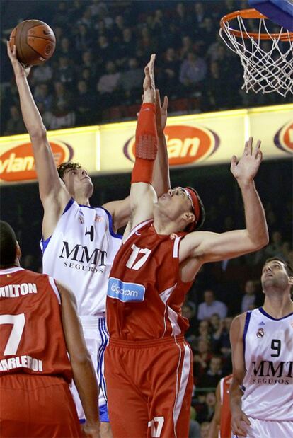 Santiago trata de taponar el lanzamiento de Tomic.