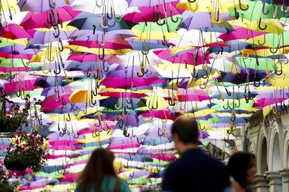 'Umbrella Sky', una instalación artística que ha llenado de paraguas una calle de Agueda, Portugal.