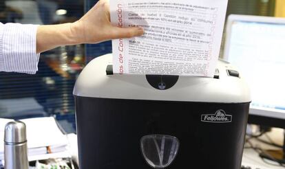 Máquina de triturar papel.