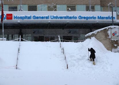 Una mujer intenta acceder al hospital Gregorio Marañón, en Madrid, bajo la intensa nevada que ha caído en la capital, este sábado.