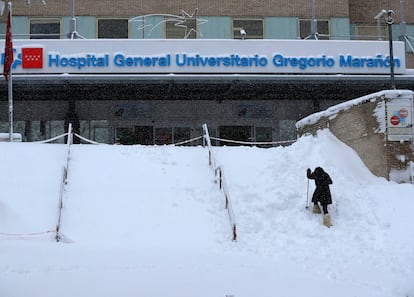 Una mujer intenta acceder al hospital Gregorio Marañón, en Madrid, bajo la intensa nevada que ha caído en la capital, este sábado.